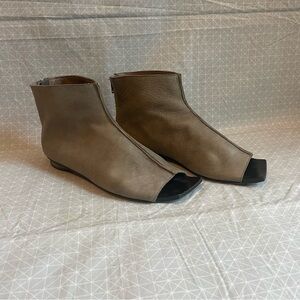 WALK by Anat Dahari Gray Leather Peep Toe Booties 38